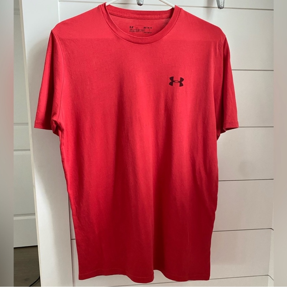 Men’s Under Armour Sports Style Short Sleeve Tee. Red / Black. Size M.